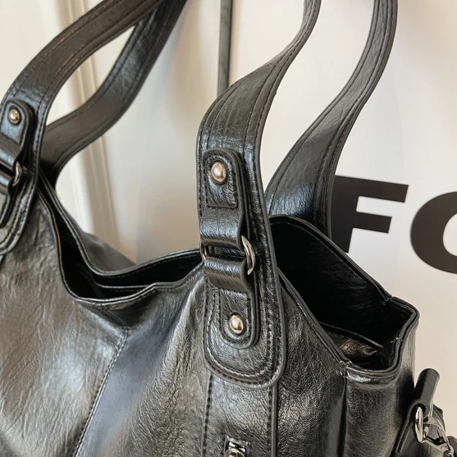 Women’s Large Shoulder Bag with Zipper Pockets